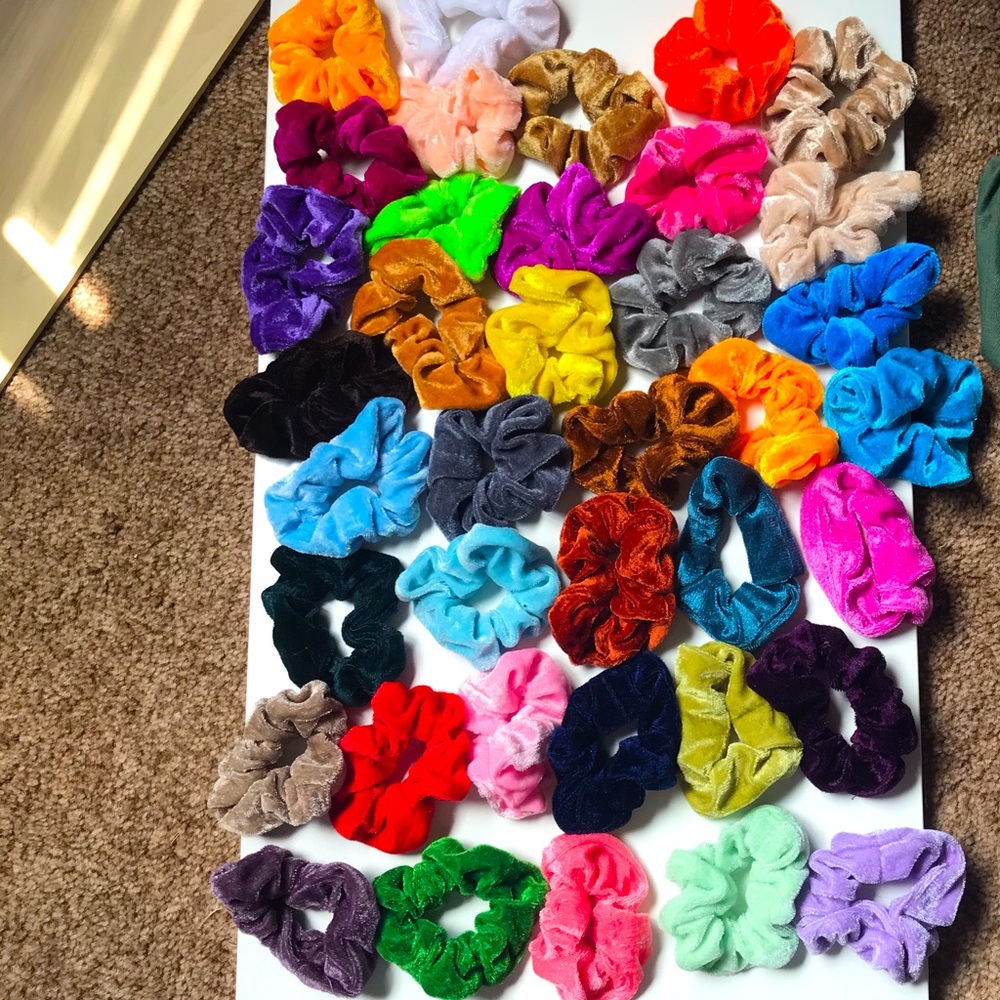 38 Velvet scrunchies